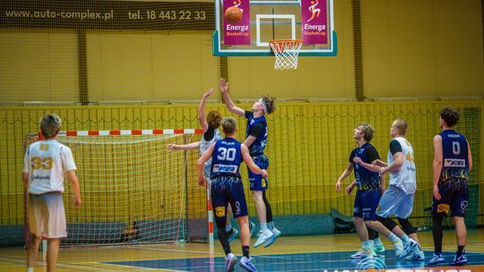 zdjęcie przedstawia koszykarzy MKS Gorlice w starciu z KS Bemke Klecza Dolna
