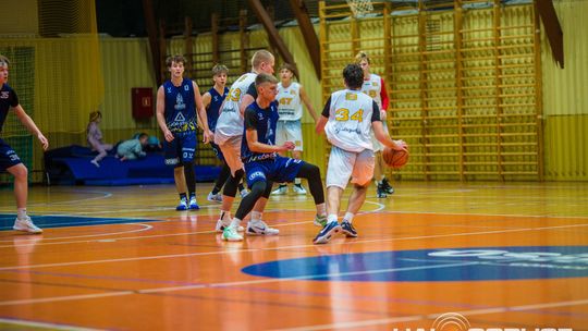 zdjęcie przedstawia koszykarzy MKS Gorlice w starciu z KS Bemke Klecza Dolna