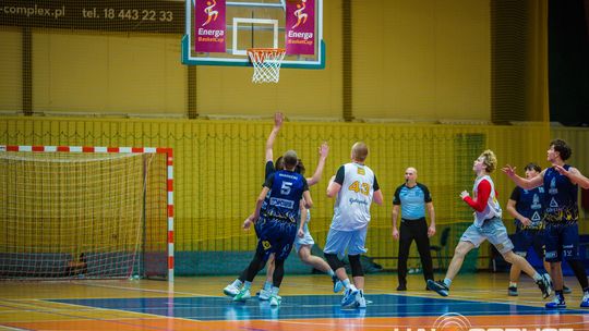 zdjęcie przedstawia koszykarzy MKS Gorlice w starciu z KS Bemke Klecza Dolna