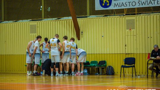zdjęcie przedstawia koszykarzy MKS Gorlice w starciu z KS Bemke Klecza Dolna