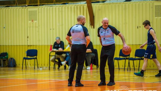 zdjęcie przedstawia koszykarzy MKS Gorlice w starciu z KS Bemke Klecza Dolna