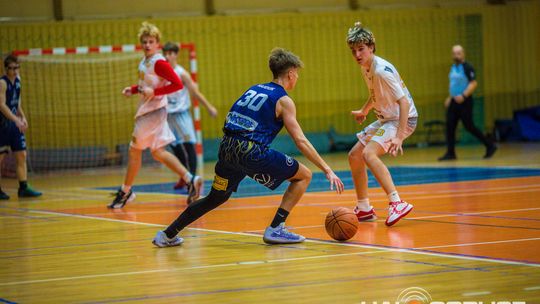 zdjęcie przedstawia koszykarzy MKS Gorlice w starciu z KS Bemke Klecza Dolna