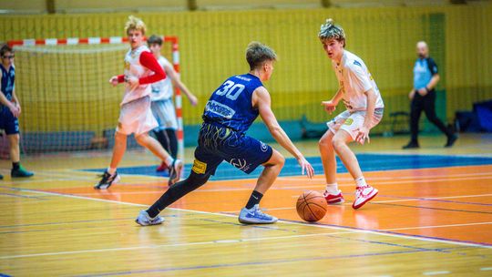 zdjęcie przedstawia koszykarzy MKS Gorlice w starciu z KS Bemke Klecza Dolna