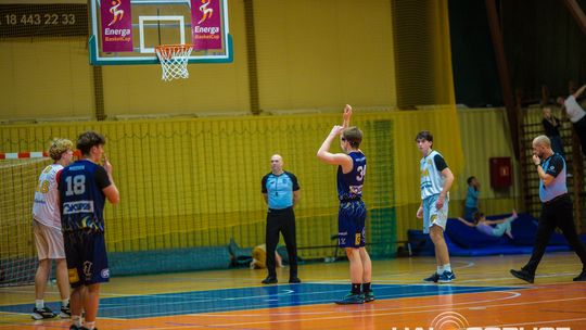 zdjęcie przedstawia koszykarzy MKS Gorlice w starciu z KS Bemke Klecza Dolna