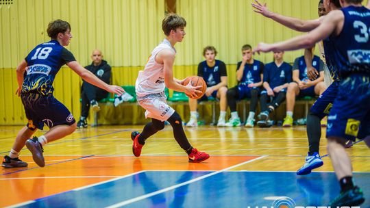 zdjęcie przedstawia koszykarzy MKS Gorlice w starciu z KS Bemke Klecza Dolna