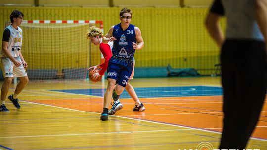 zdjęcie przedstawia koszykarzy MKS Gorlice w starciu z KS Bemke Klecza Dolna