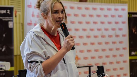 zdjęcie przedstawia dzieci podczas wioślarskiej ligi mistrzów w gorlicach