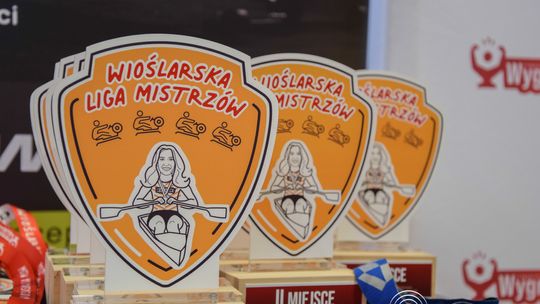zdjęcie przedstawia dzieci podczas wioślarskiej ligi mistrzów w gorlicach