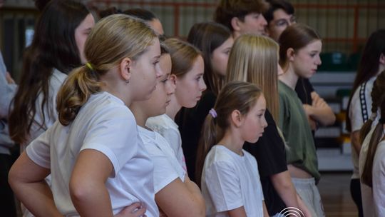 zdjęcie przedstawia dzieci podczas wioślarskiej ligi mistrzów w gorlicach