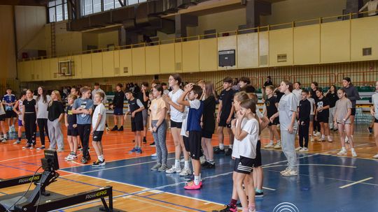 zdjęcie przedstawia dzieci podczas wioślarskiej ligi mistrzów w gorlicach