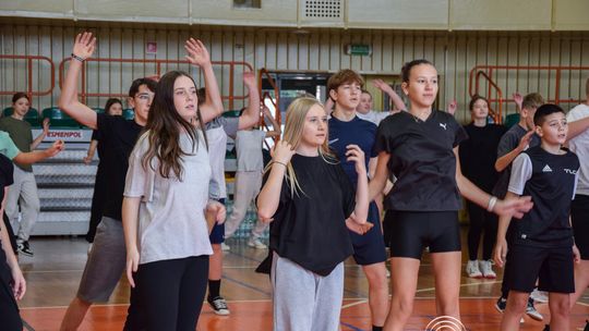 zdjęcie przedstawia dzieci podczas wioślarskiej ligi mistrzów w gorlicach