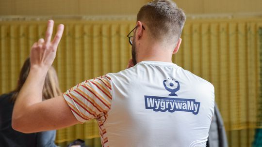 zdjęcie przedstawia dzieci podczas wioślarskiej ligi mistrzów w gorlicach