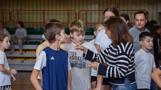 zdjęcie przedstawia dzieci podczas wioślarskiej ligi mistrzów w gorlicach