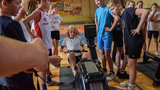 zdjęcie przedstawia dzieci podczas wioślarskiej ligi mistrzów w gorlicach