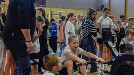 zdjęcie przedstawia dzieci podczas wioślarskiej ligi mistrzów w gorlicach