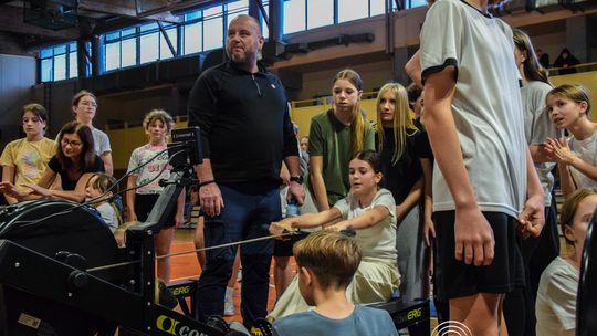 zdjęcie przedstawia dzieci podczas wioślarskiej ligi mistrzów w gorlicach