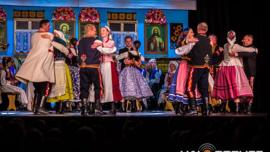 zdjęcie przedstawia tańczące pary w strojach ludowych
