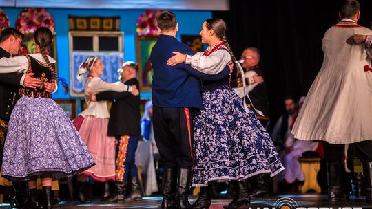 zdjęcie przedstawia tańczące pary w strojach ludowych
