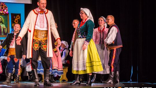 zdjęcie przedstawia tańczące pary w strojach ludowych
