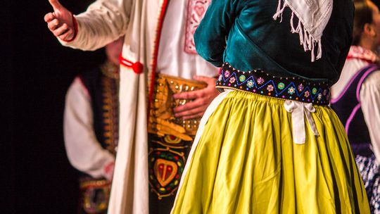 zdjęcie przedstawia tańczące pary w strojach ludowych
