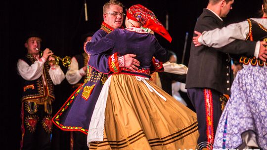 zdjęcie przedstawia tańczące pary w strojach ludowych