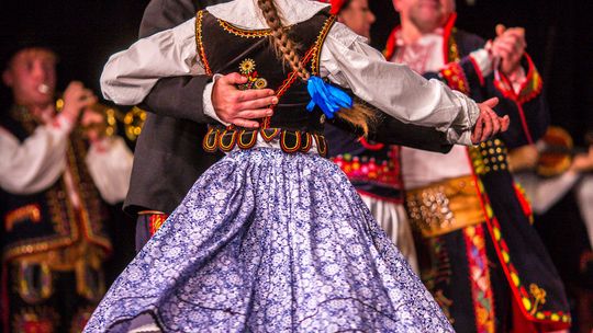 zdjęcie przedstawia tańczące pary w strojach ludowych