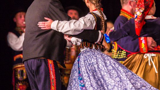 zdjęcie przedstawia tańczące pary w strojach ludowych