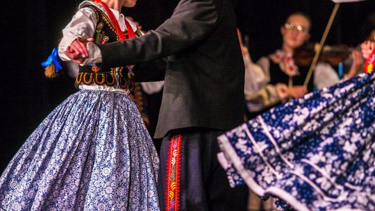 zdjęcie przedstawia tańczące pary w strojach ludowych
