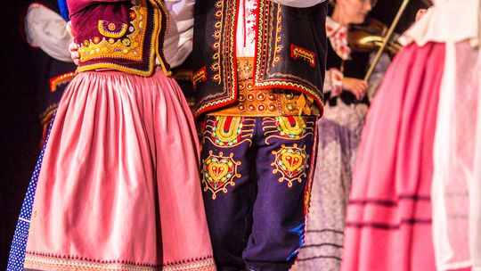 zdjęcie przedstawia tańczące pary w strojach ludowych