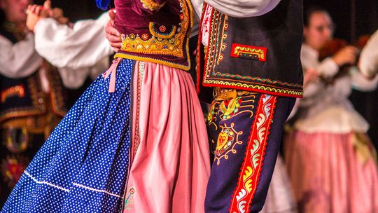 zdjęcie przedstawia tańczące pary w strojach ludowych