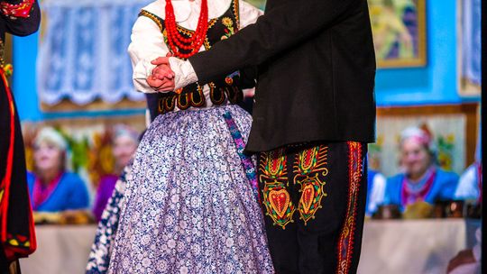 zdjęcie przedstawia tańczące pary w strojach ludowych