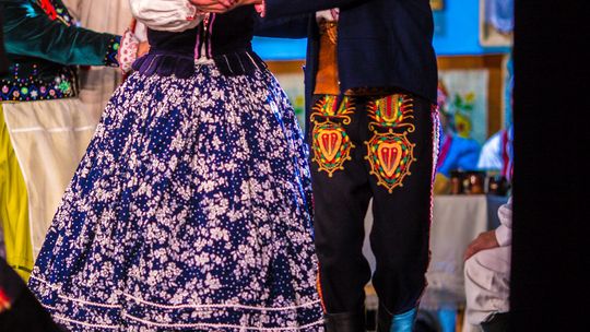 zdjęcie przedstawia tańczące pary w strojach ludowych