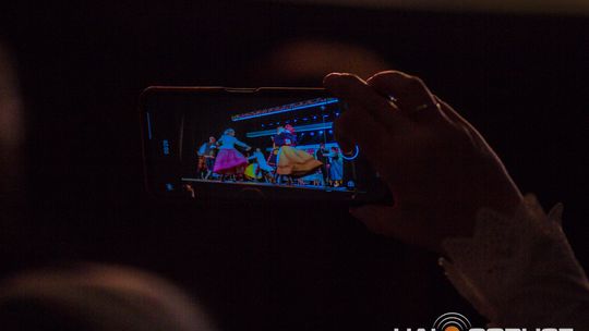 zdjęcie przedstawia tańczące pary w strojach ludowych