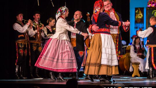 zdjęcie przedstawia tańczące pary w strojach ludowych