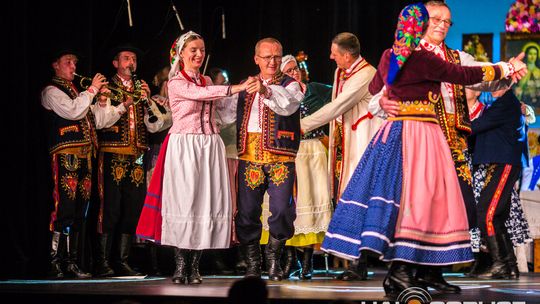 zdjęcie przedstawia tańczące pary w strojach ludowych