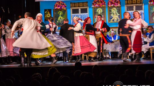 zdjęcie przedstawia tańczące pary w strojach ludowych