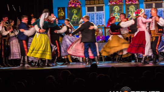 zdjęcie przedstawia tańczące pary w strojach ludowych