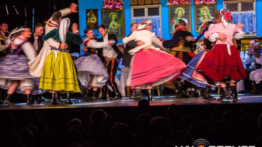 zdjęcie przedstawia tańczące pary w strojach ludowych