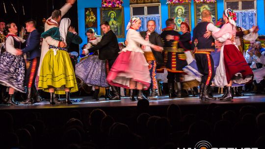 zdjęcie przedstawia tańczące pary w strojach ludowych
