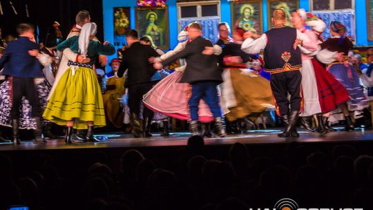zdjęcie przedstawia tańczące pary w strojach ludowych