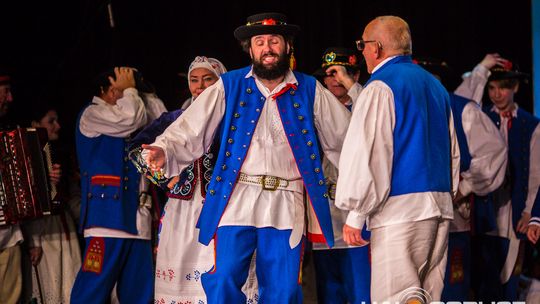 zdjęcie przedstawia tańczące pary w strojach ludowych