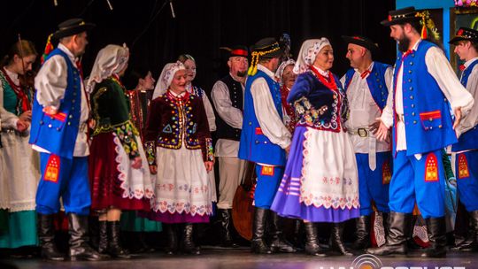 zdjęcie przedstawia tańczące pary w strojach ludowych