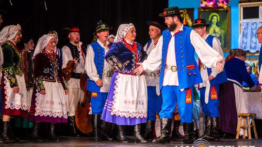 zdjęcie przedstawia tańczące pary w strojach ludowych