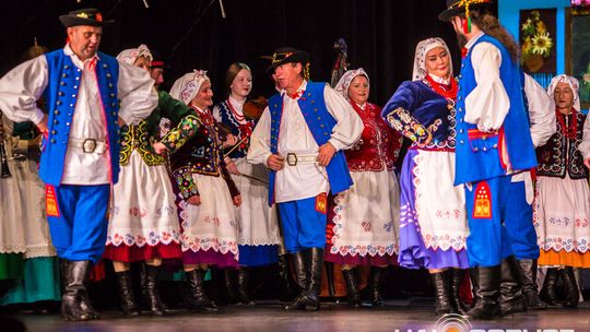 zdjęcie przedstawia tańczące pary w strojach ludowych