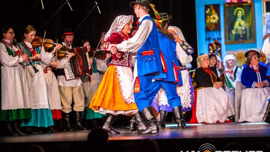 zdjęcie przedstawia tańczące pary w strojach ludowych