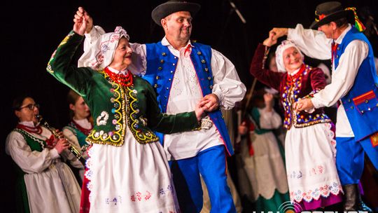 zdjęcie przedstawia tańczące pary w strojach ludowych