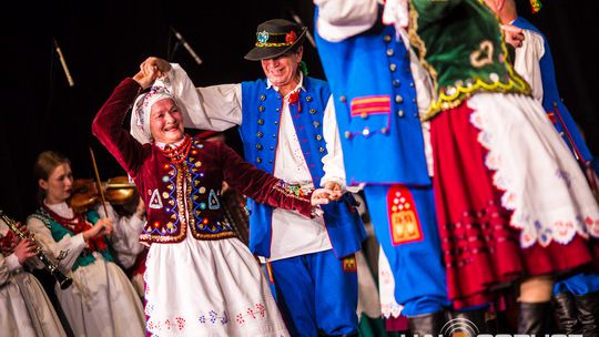 zdjęcie przedstawia tańczące pary w strojach ludowych