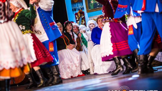 zdjęcie przedstawia tańczące pary w strojach ludowych