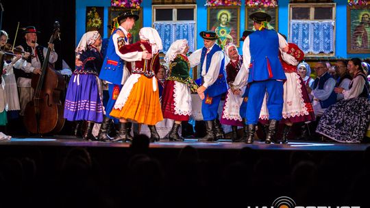 zdjęcie przedstawia tańczące pary w strojach ludowych
