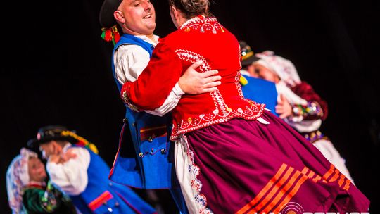 zdjęcie przedstawia tańczące pary w strojach ludowych